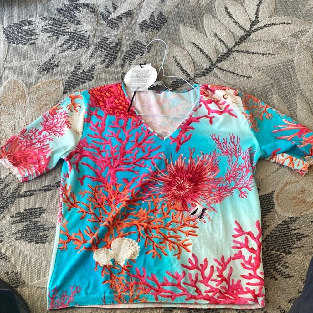 Coral design Dynamic Red and Blue Short Sleeve Tee with V-Neck Italian BBB - Picture 1 of 7